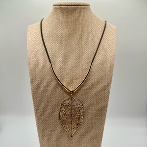 Elegant Gold Leaf Pendant Necklace